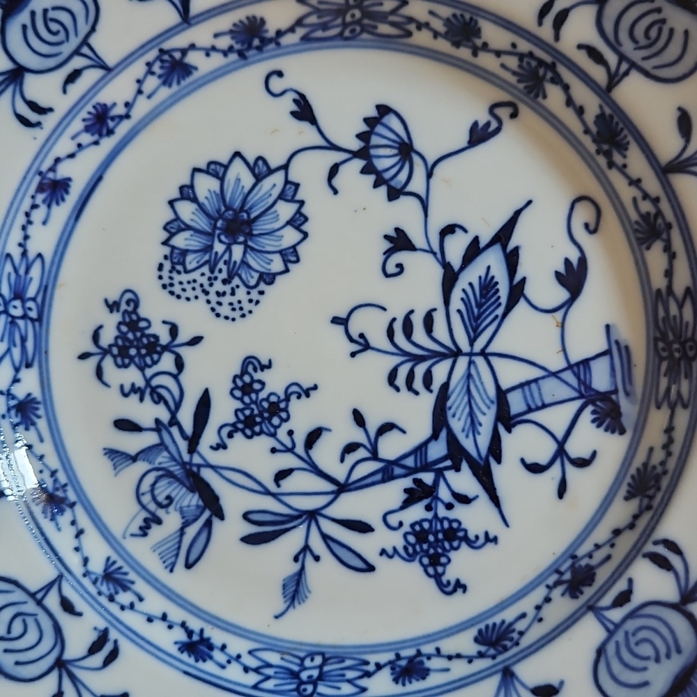 Blue and White Meissen Blue Onion Floral Porcelain Salad Plate. - Picture 5 of 5